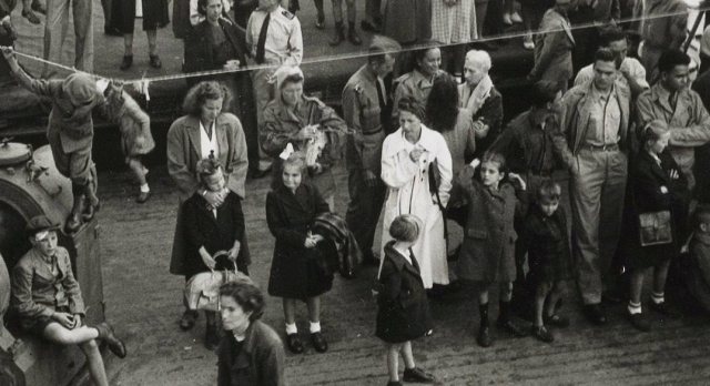Evacuees a/b van de Klipfontein, bij aankomst in Amsterdam, augustus 1946.