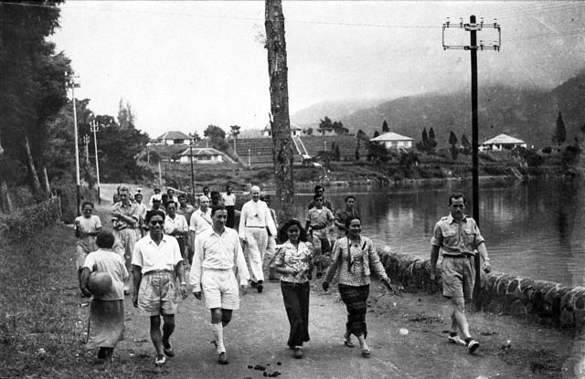 G.O.C. members with President Sukarno and Vice President Hatta relax at Sarangan, East Java, July 1948